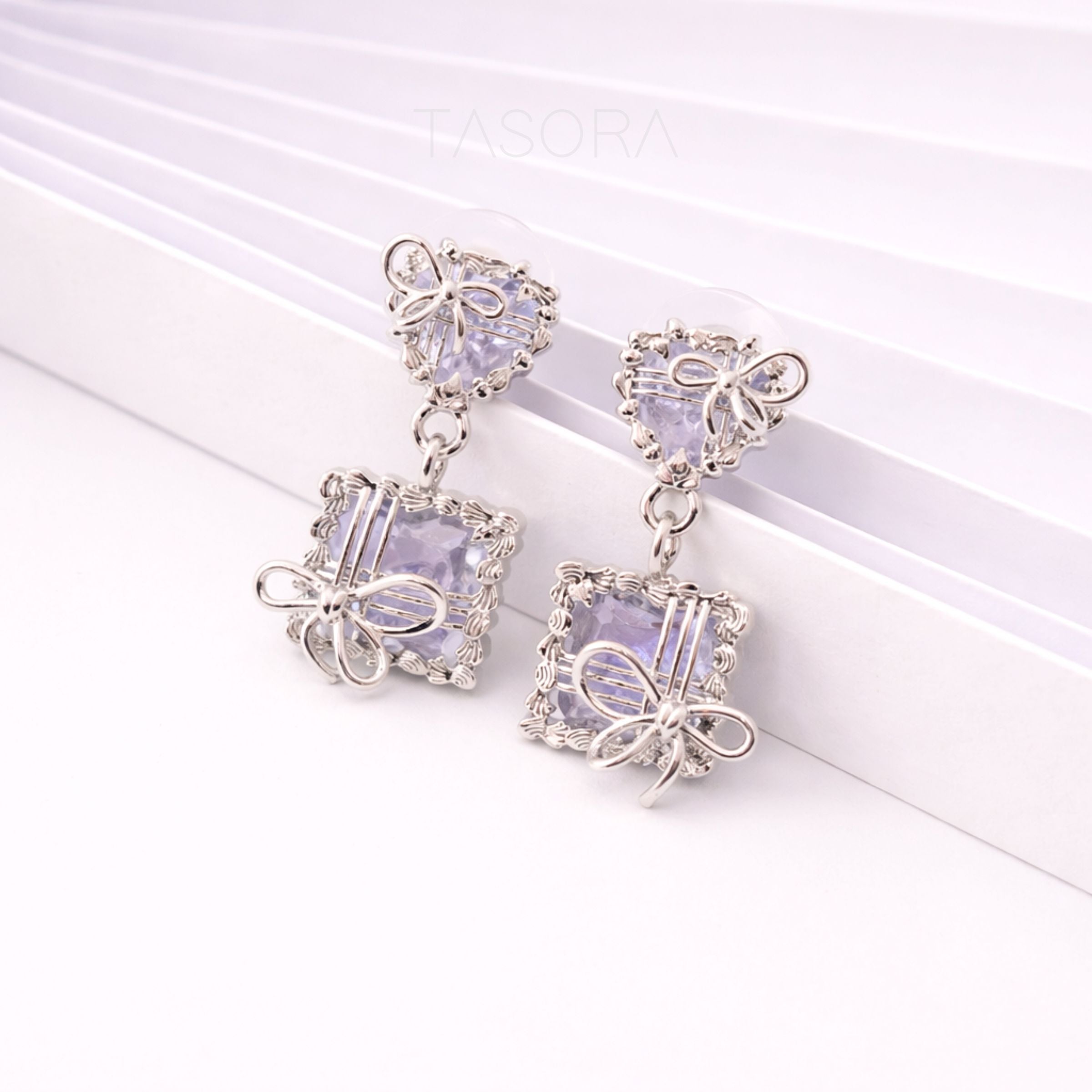 819ea425-afa0-4f5f-83cb-5bfd5812adf4/Bow_Belle_Earrings_silver3.jpg