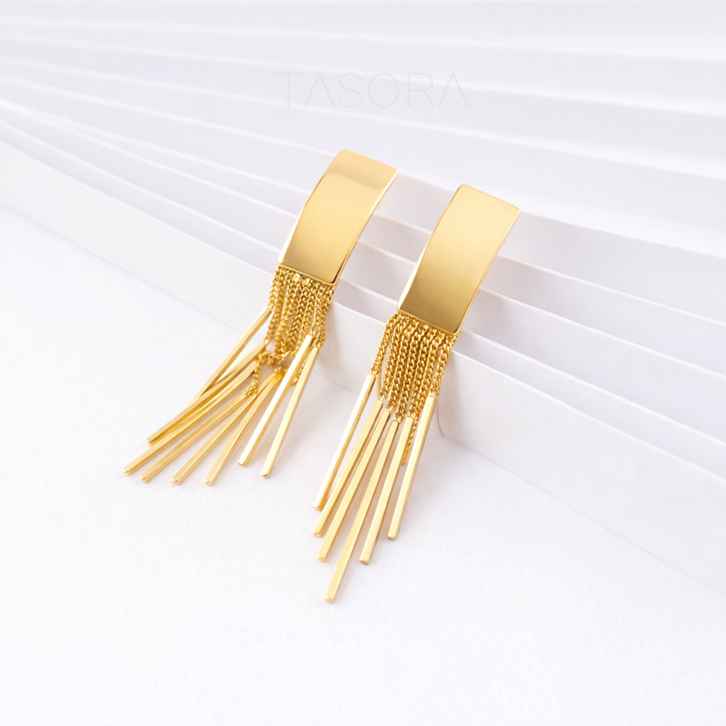 b551e616-61d9-4f2f-8004-b7f9ea551778/Cascade_Flow_Earrings_golden3.jpg