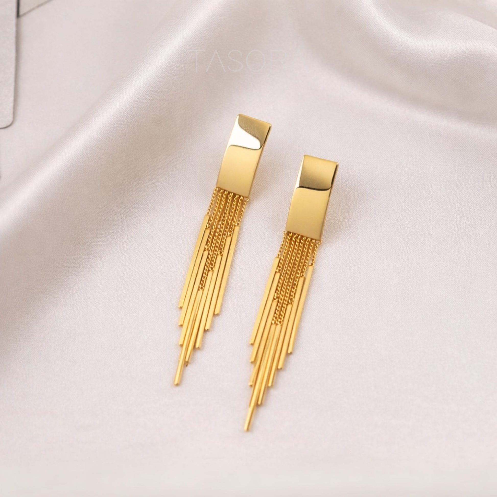 ef36b086-00b3-475a-a915-50f7a2b4b989/Cascade_Flow_Earrings_golden4.jpg