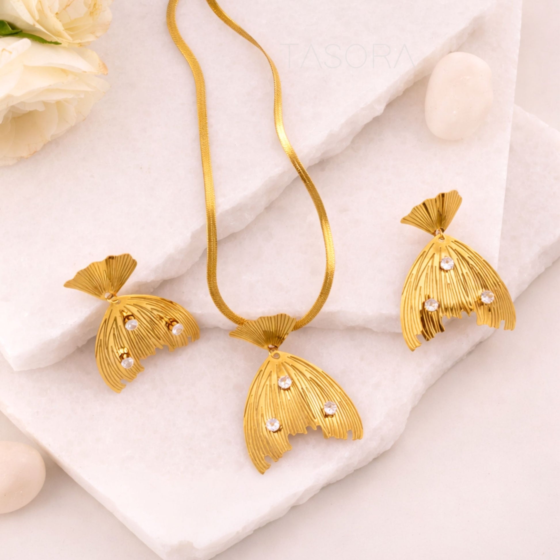 db2557ea-ab46-42c6-9041-4716be5b7ea4/Cascade_Gleam_Necklace_Earrings_Set_golden4.jpg