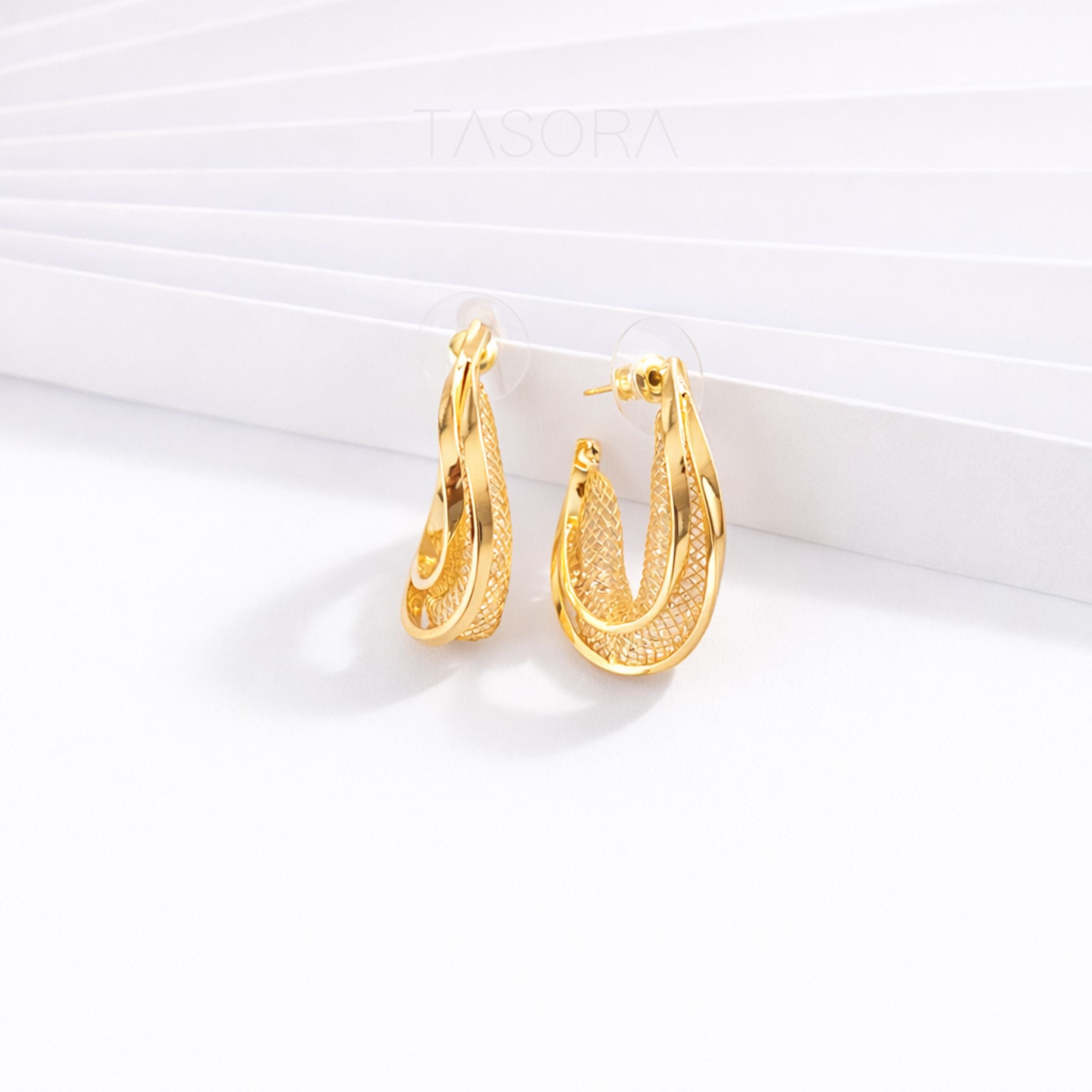 f2fdb3e4-5b10-41d6-a583-98e352ef477c/Curvy_Hoops_Earrings_golden3.jpg