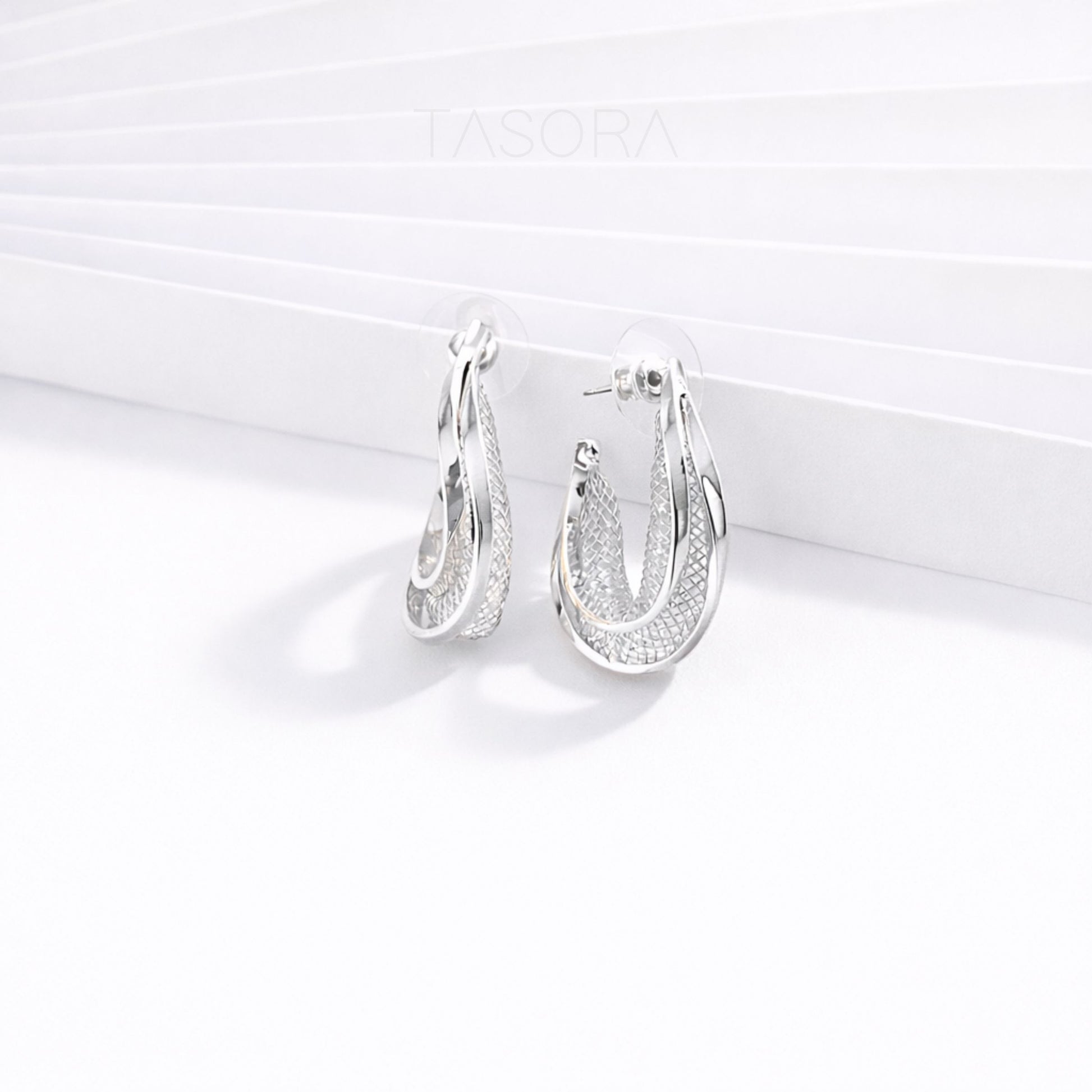 338715d3-f48b-4a00-9e70-2f4f26107bed/Curvy_Hoops_Earrings_silver3.jpg