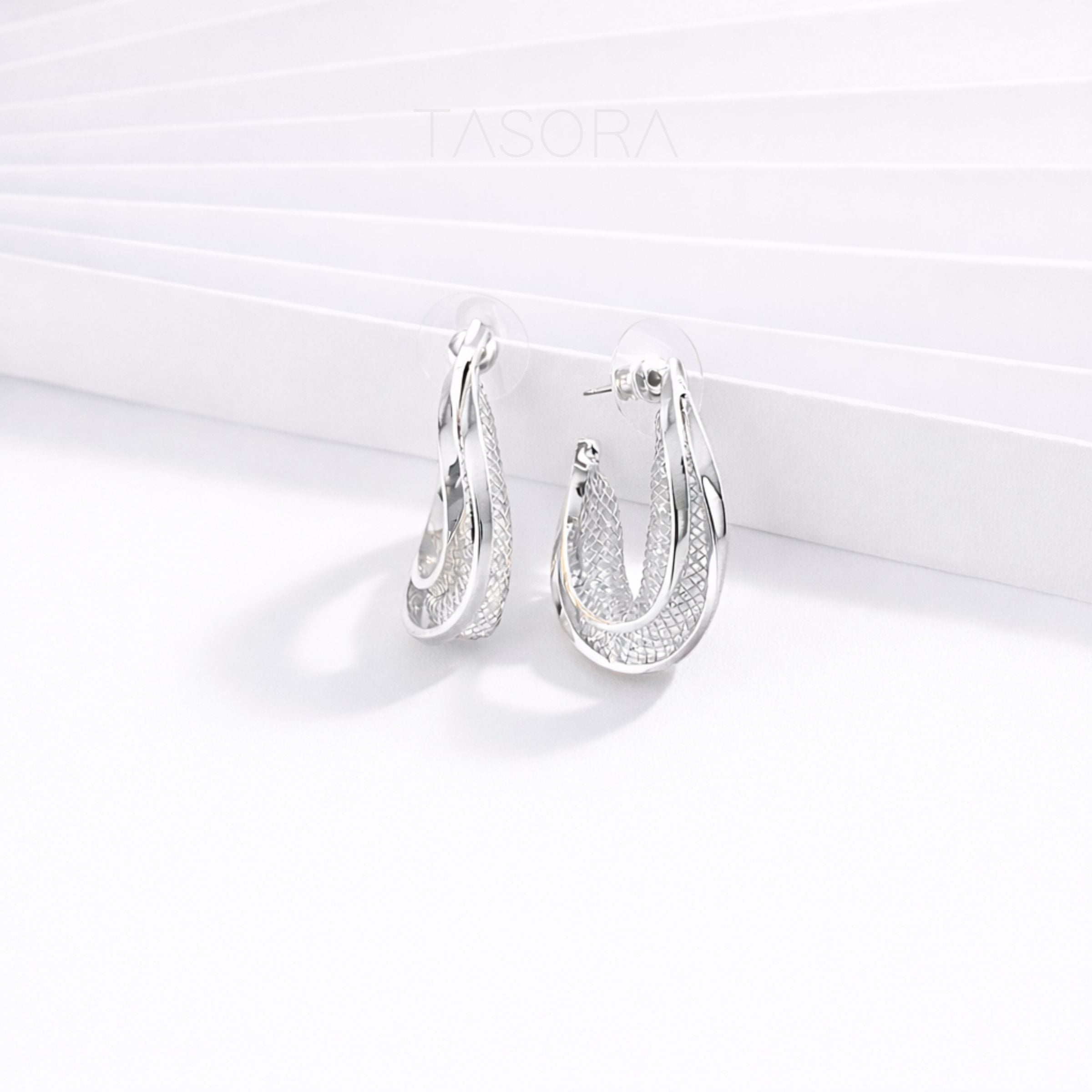 338715d3-f48b-4a00-9e70-2f4f26107bed/Curvy_Hoops_Earrings_silver3.jpg