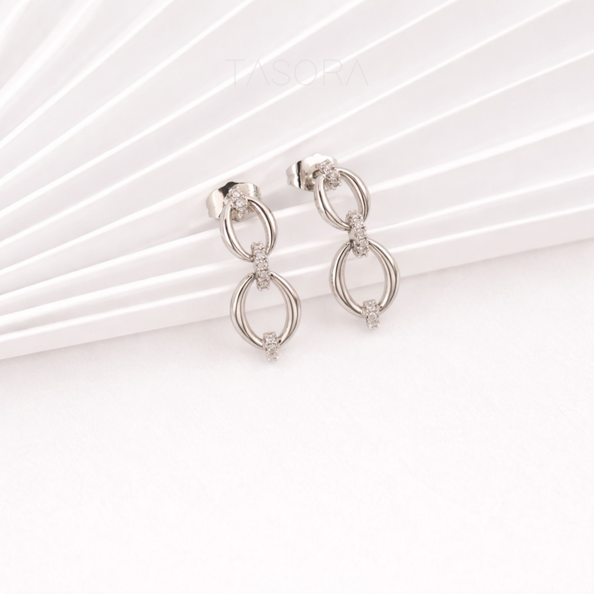 acd25729-2410-45be-b495-a0a6dec2666b/Elior_Earrings_silver3.jpg