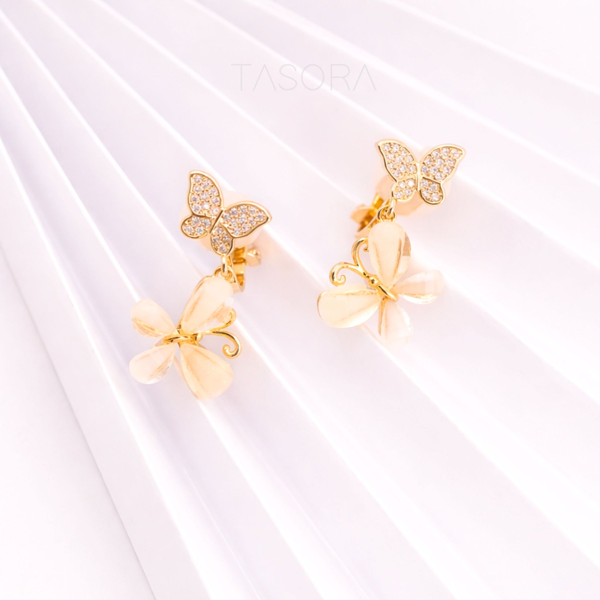 8434b2d8-a277-4835-b9e5-ebd1a3b7ee2b/Flutter_Petal_Earrings_golden3.jpg