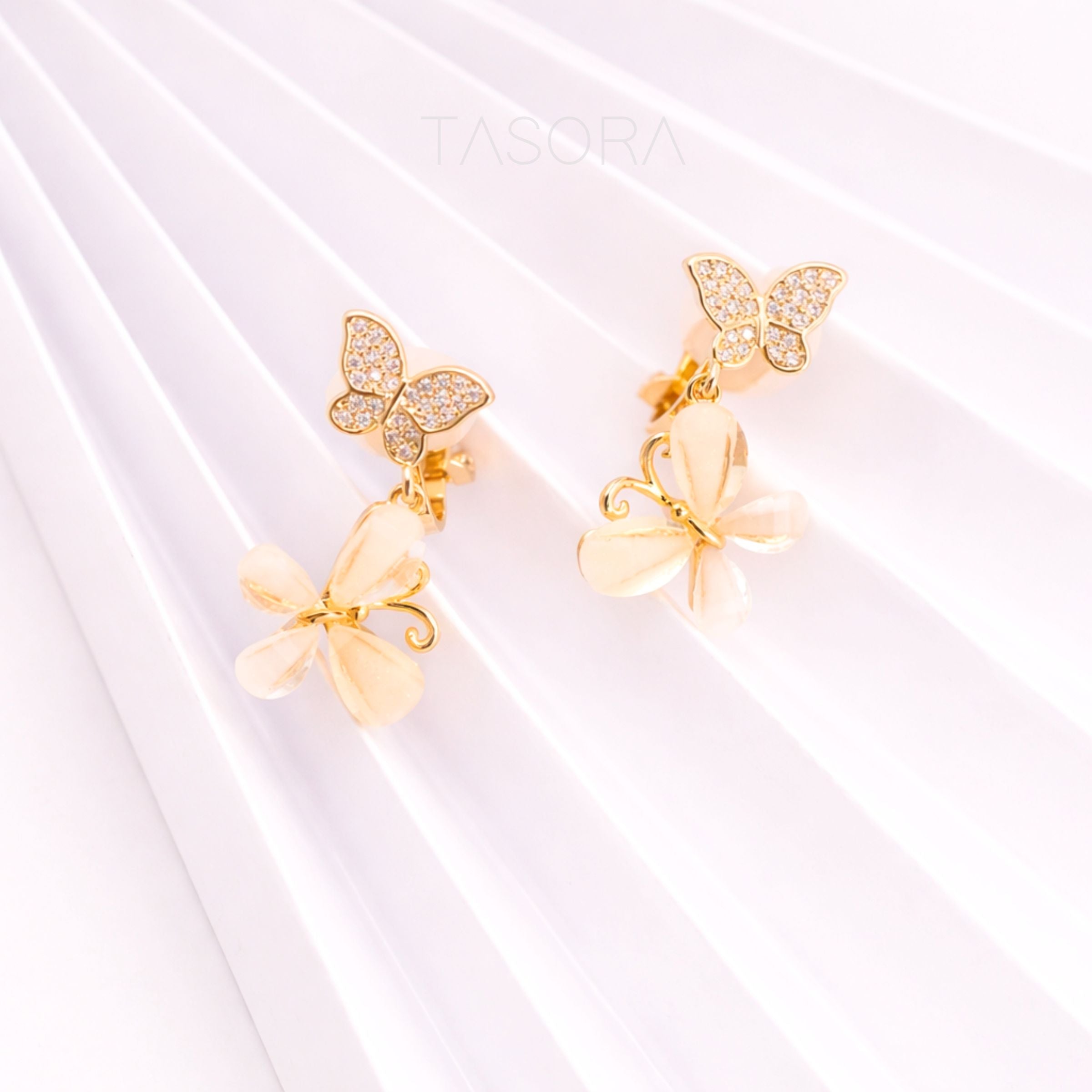8434b2d8-a277-4835-b9e5-ebd1a3b7ee2b/Flutter_Petal_Earrings_golden3.jpg