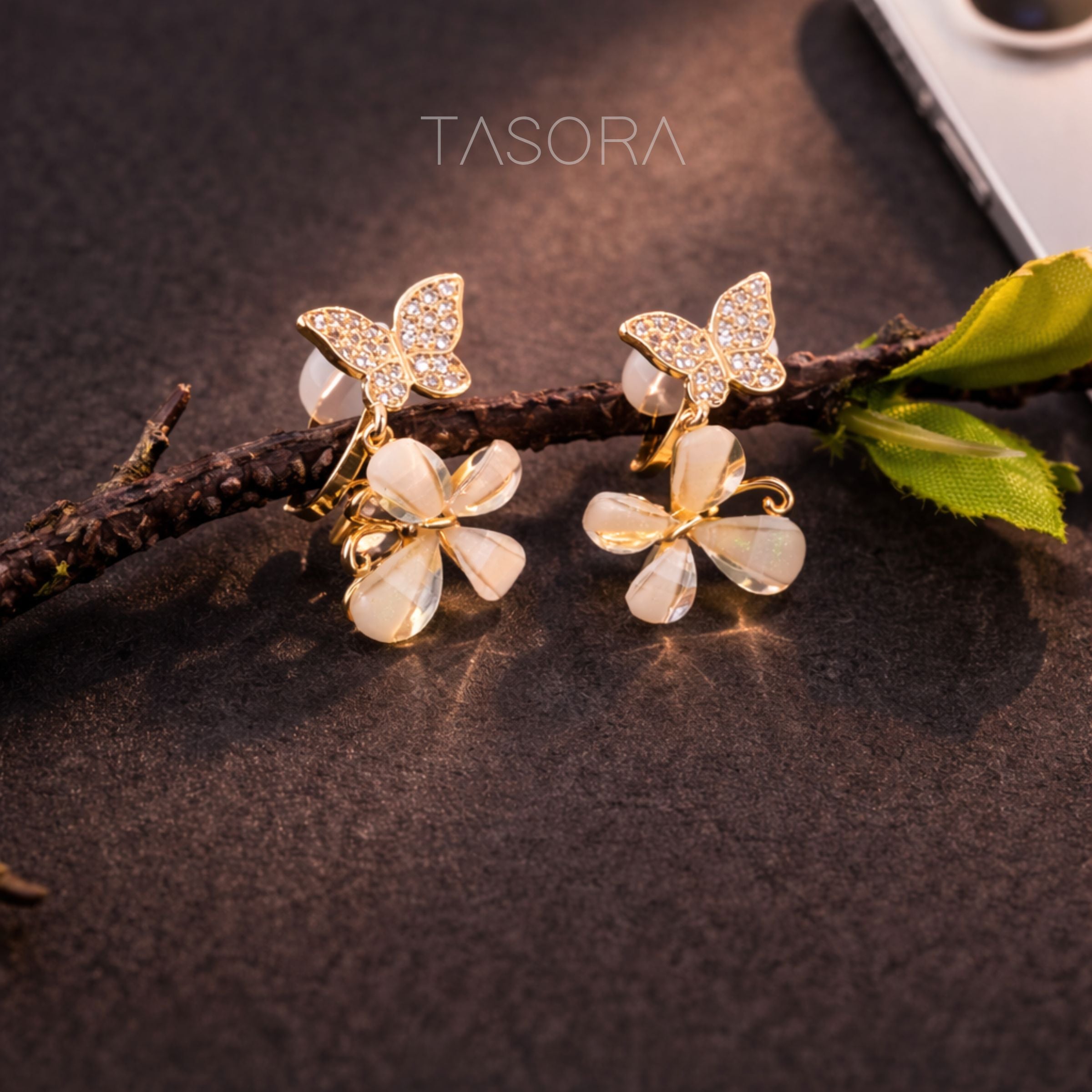 c57ebc11-4f34-4f34-a2a1-4078b60b9489/Flutter_Petal_Earrings_golden4.jpg