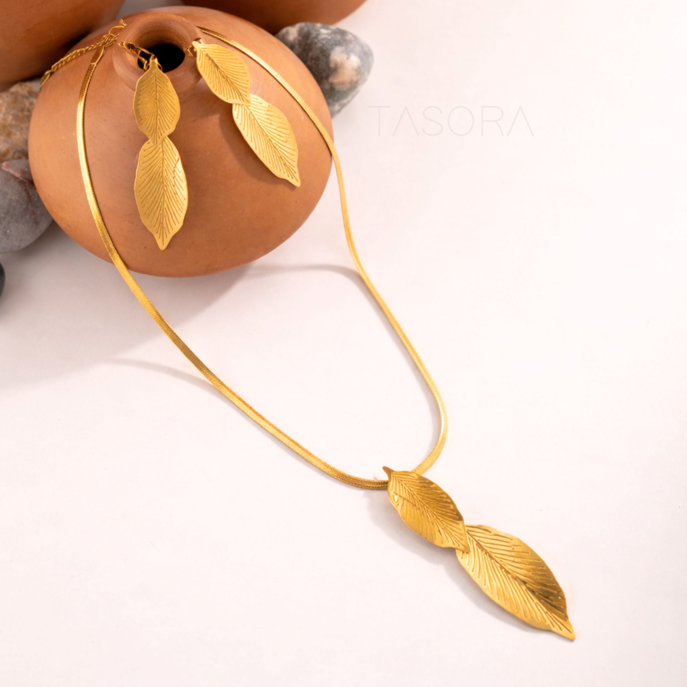 3ebd868b-dde8-4ba0-bf8e-67f4bc0e5a68/Lustre_Leaf_Necklace_Earrings_Set_golden4.jpg