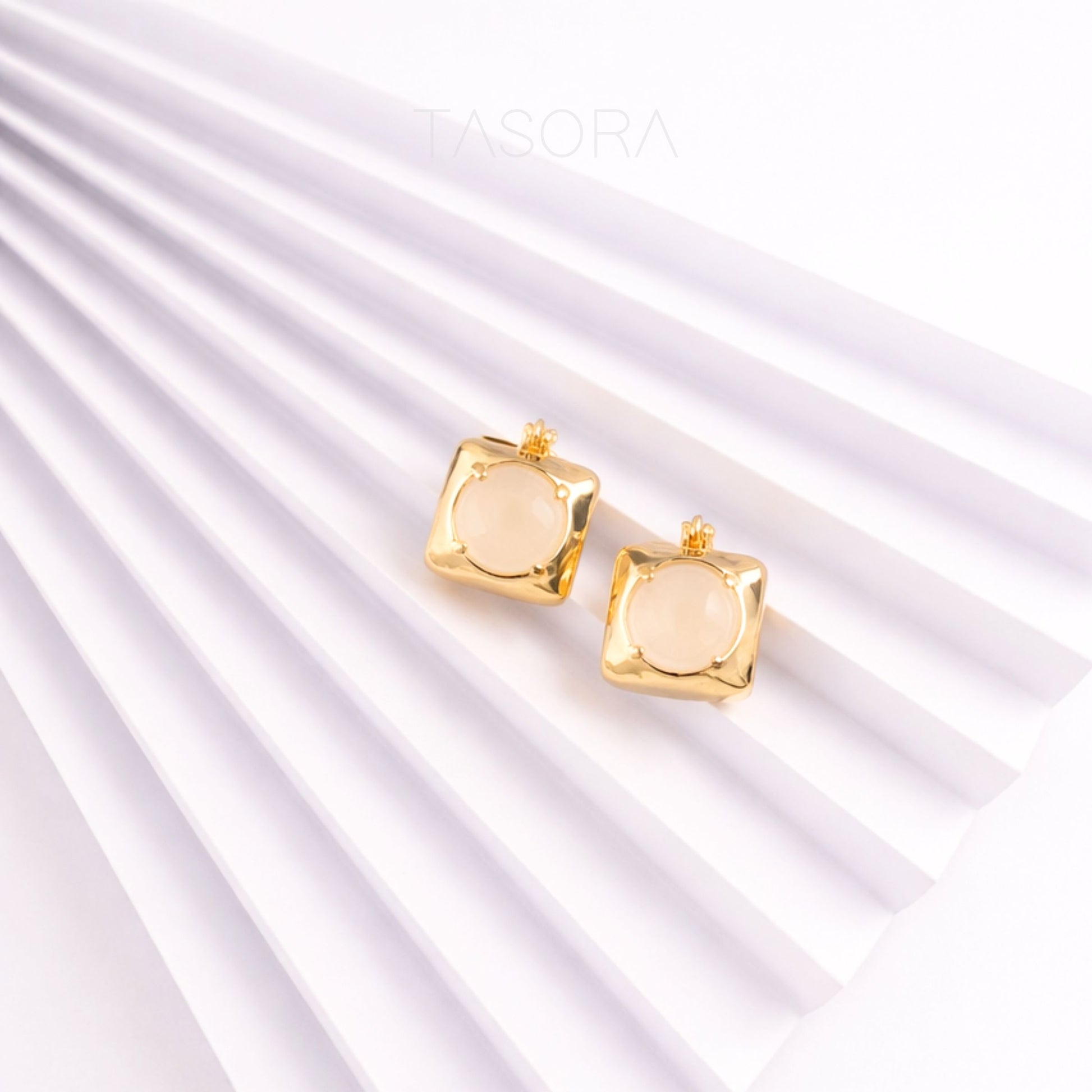 24e670bd-bc4c-4512-a023-f2753832e677/Opaline_Dot_Earrings_golden3.jpg