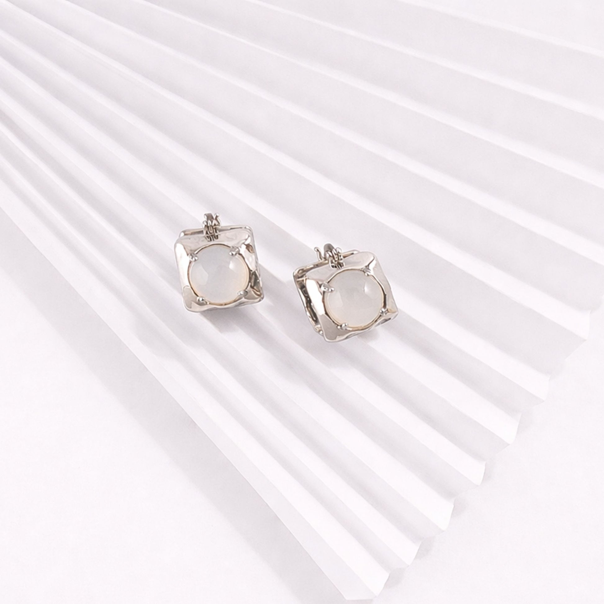 8d433dd2-1641-4d86-a4b0-08754f8b6c6f/Opaline_Dot_Earrings_silver3.jpg