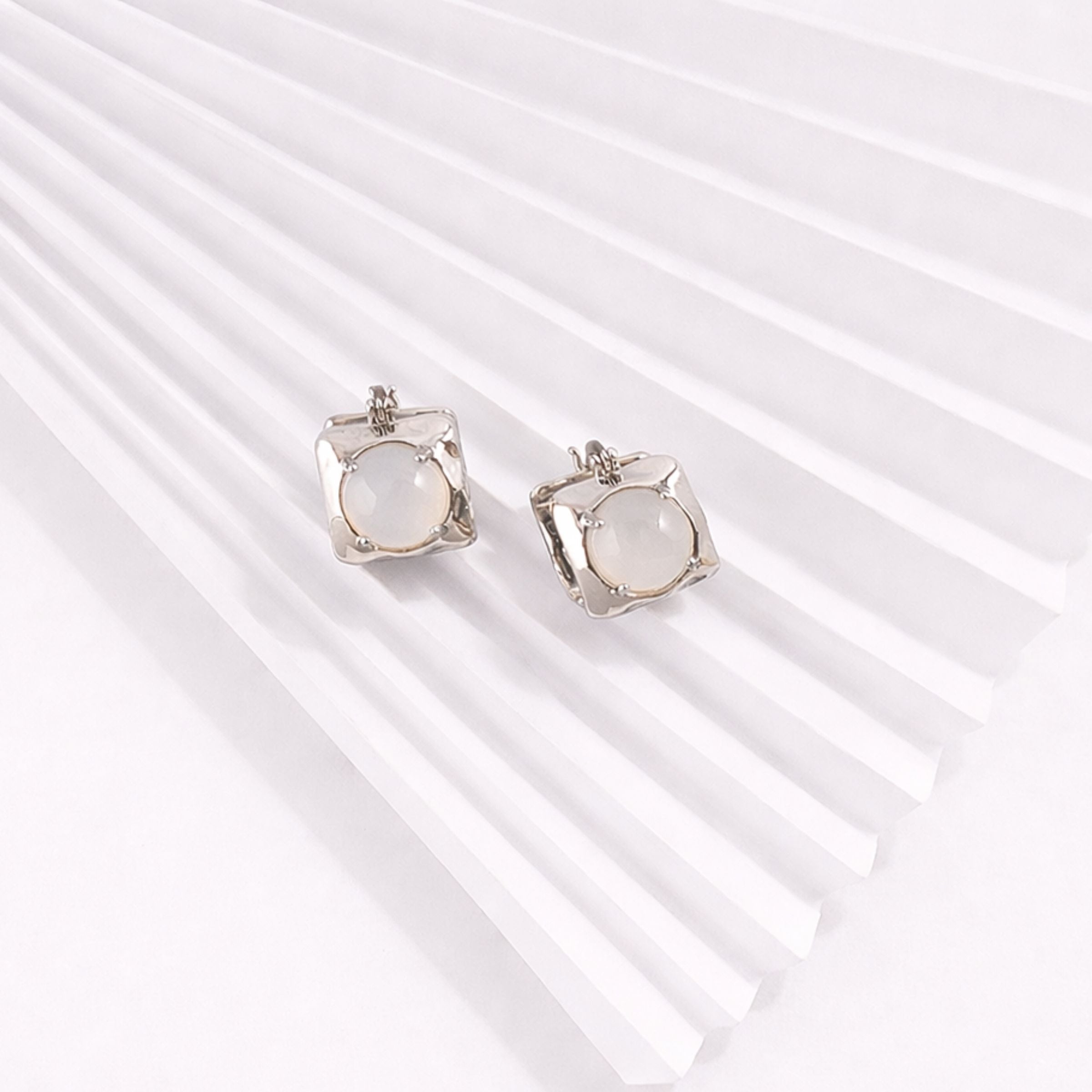 8d433dd2-1641-4d86-a4b0-08754f8b6c6f/Opaline_Dot_Earrings_silver3.jpg