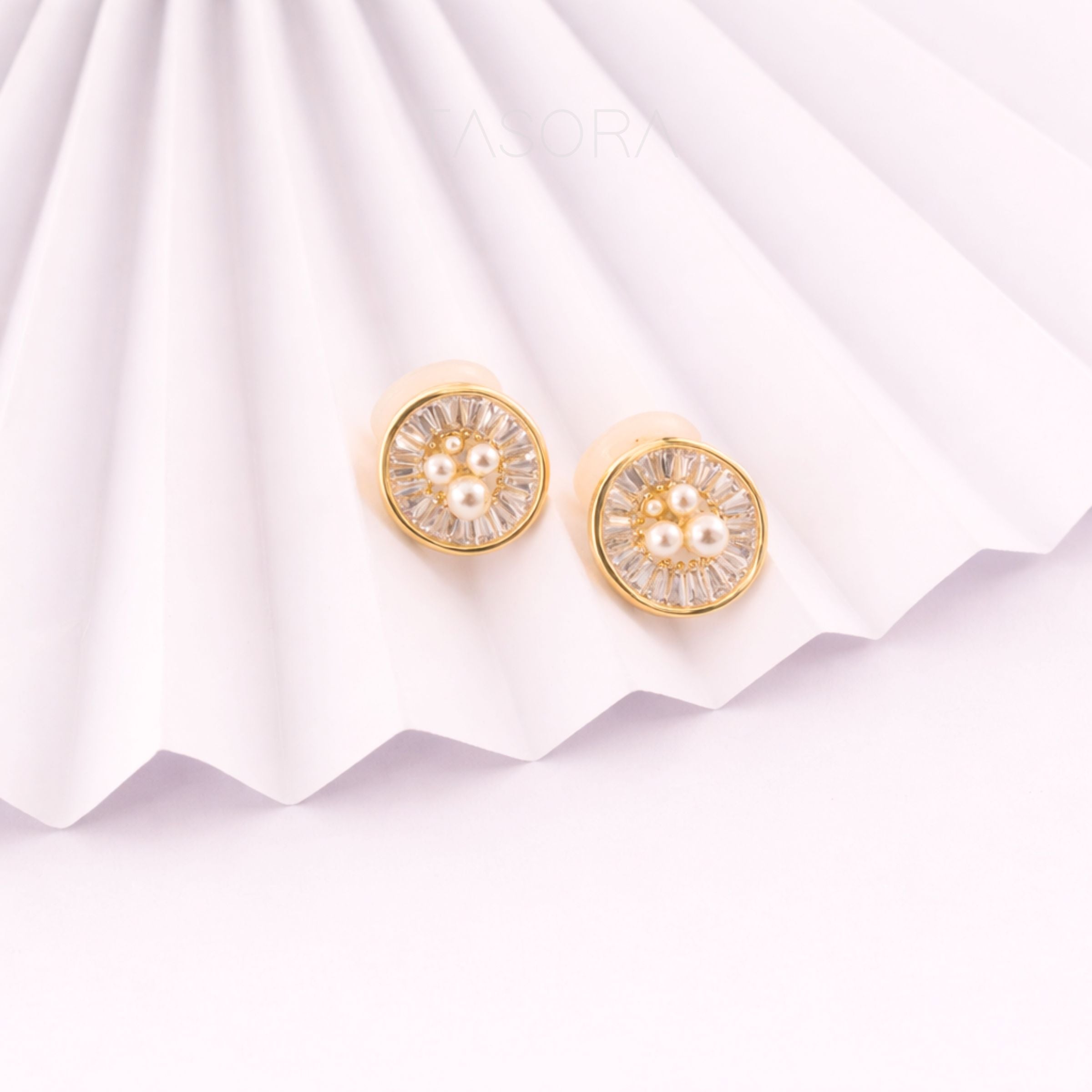 2bc9397c-7d78-4e4f-831c-6da2b7267574/Oyster_Muse_Earrings_golden3.jpg