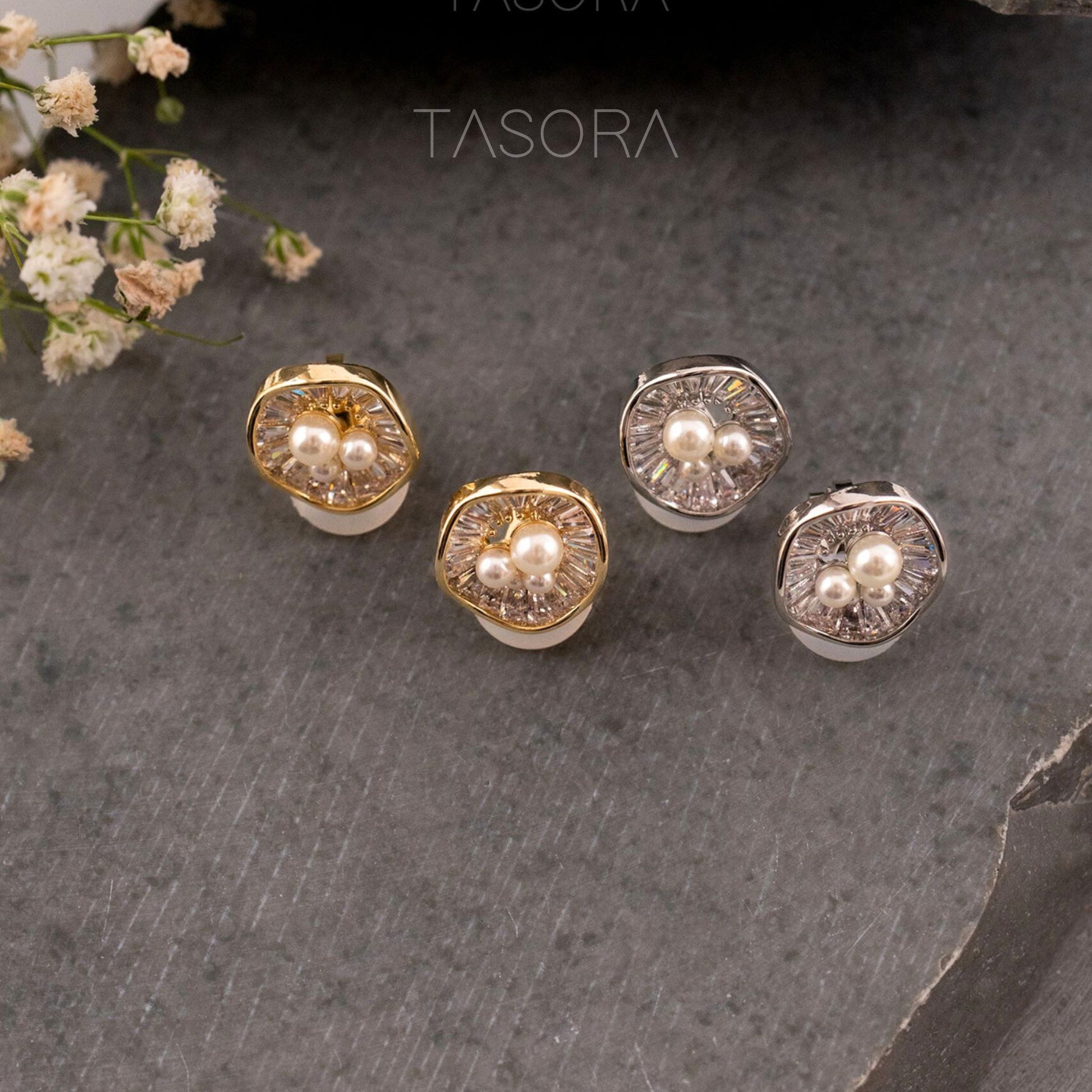f25c440c-8158-438b-b32c-d182f2b53e6d/Oyster_Muse_Earrings_golden4.jpg