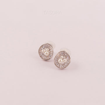 Pair of round Oyster Muse silver earrings with pearls on a light pink background, featuring the brand 'TASORA'.