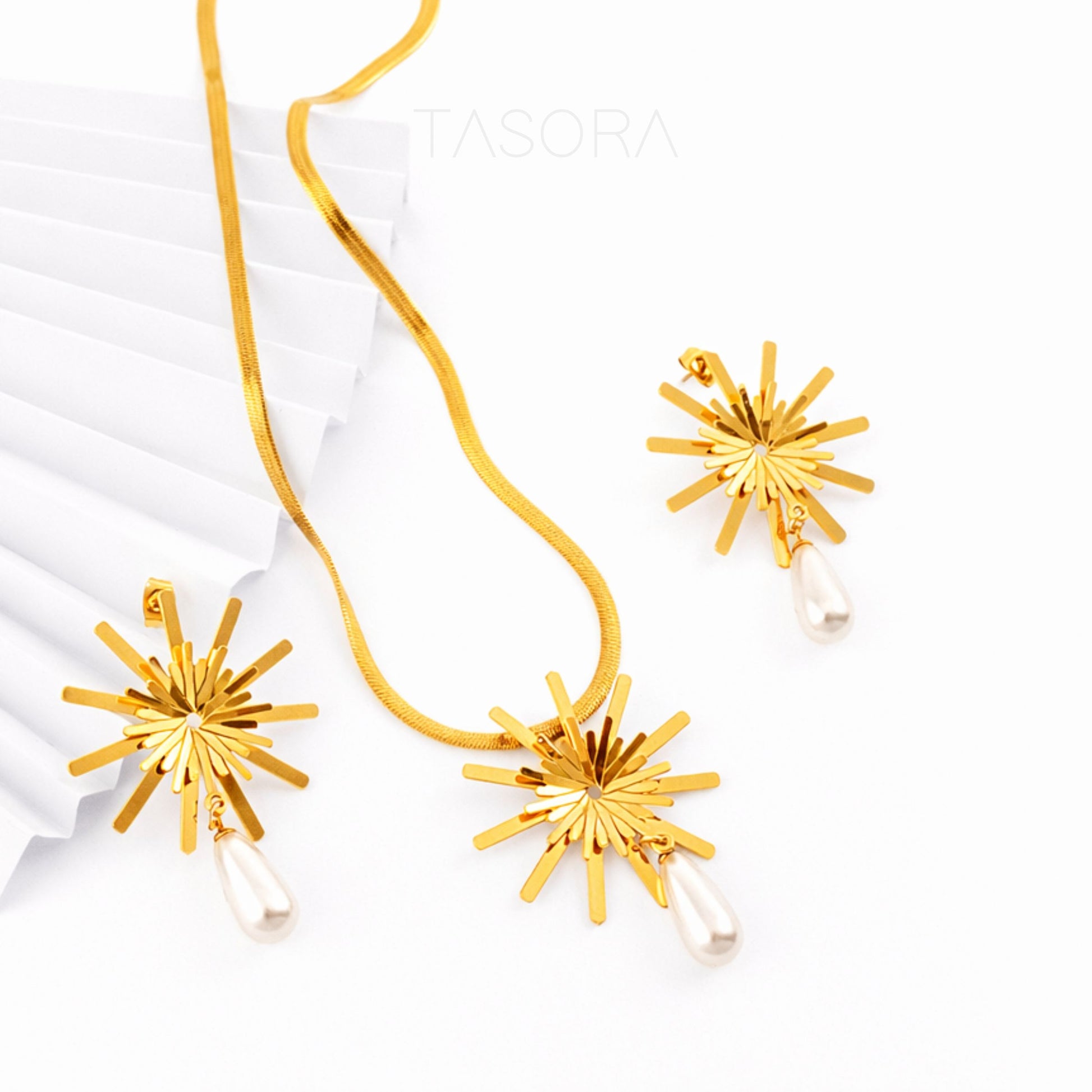 22883315-048d-49ec-857c-61e22300b61c/Solara_Bloom_Necklace_Earrings_Set_golden3.jpg