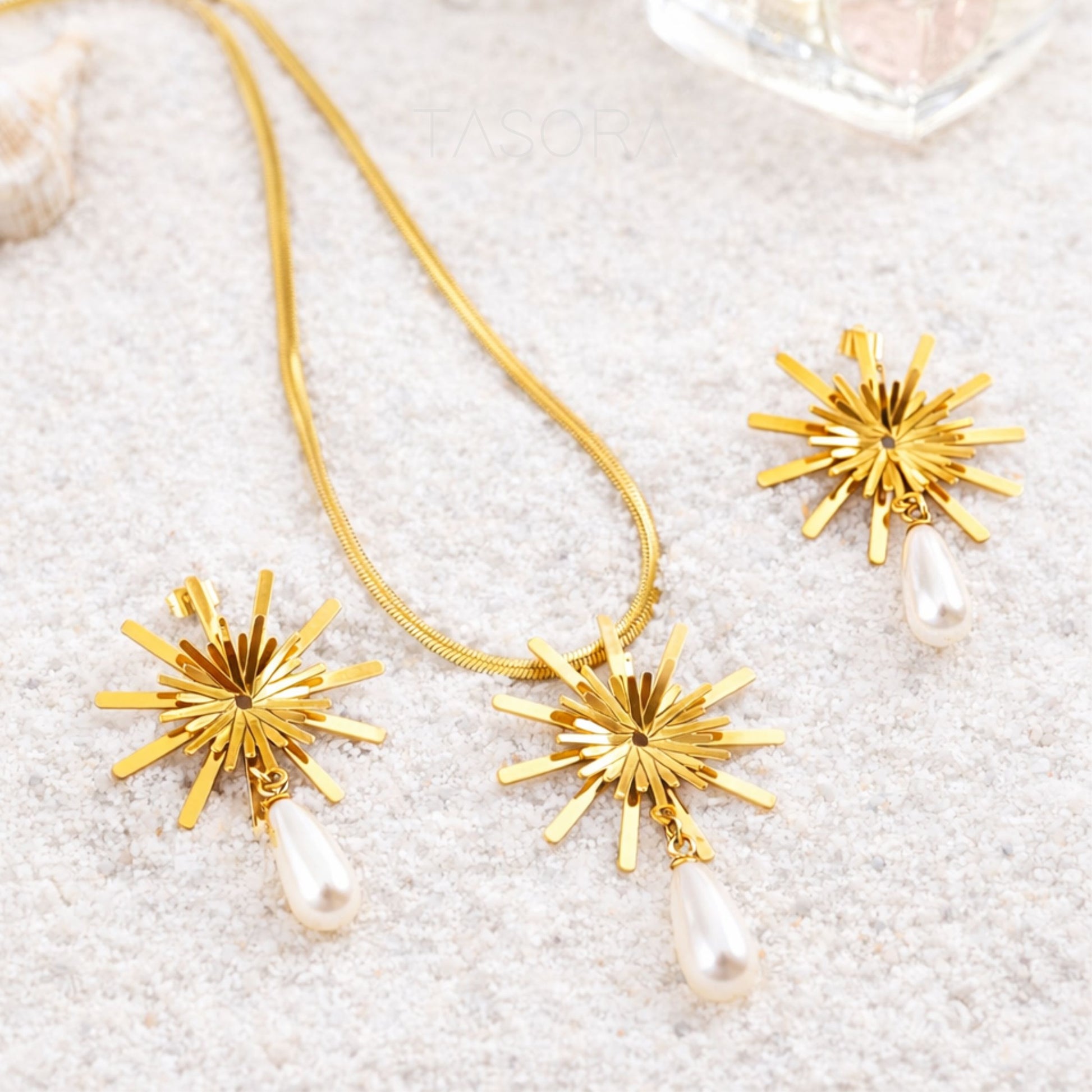 a4cf781d-cbec-4cda-a544-a161f6ff953d/Solara_Bloom_Necklace_Earrings_Set_golden4.jpg