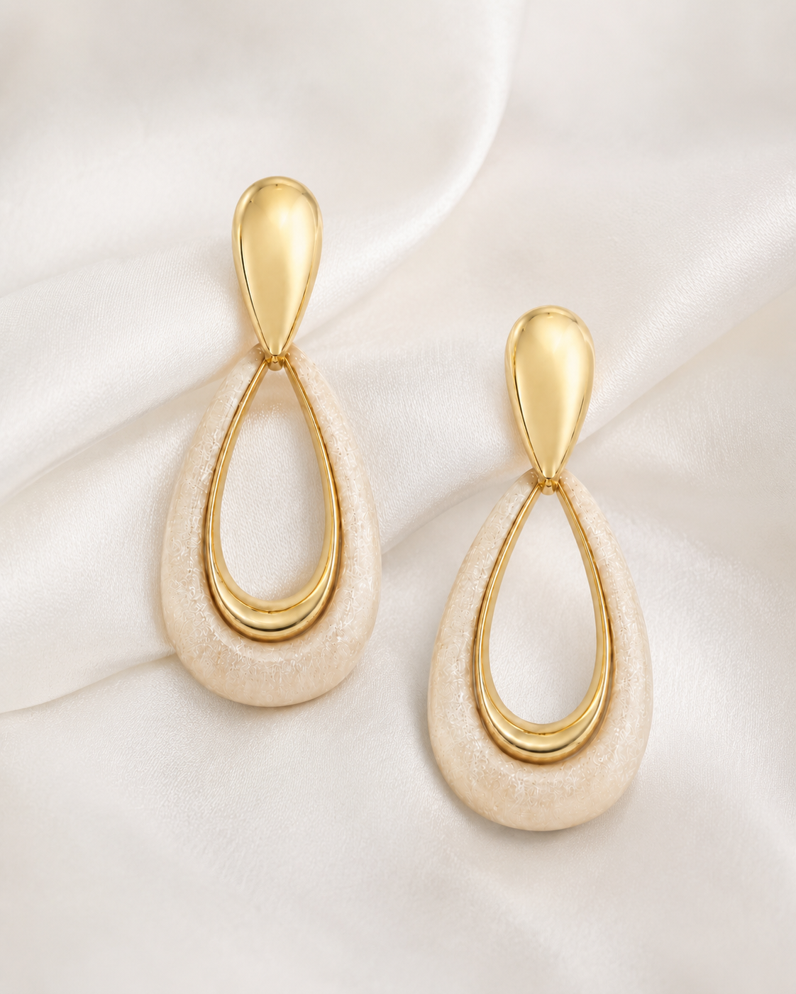 Swan Curve Earrings