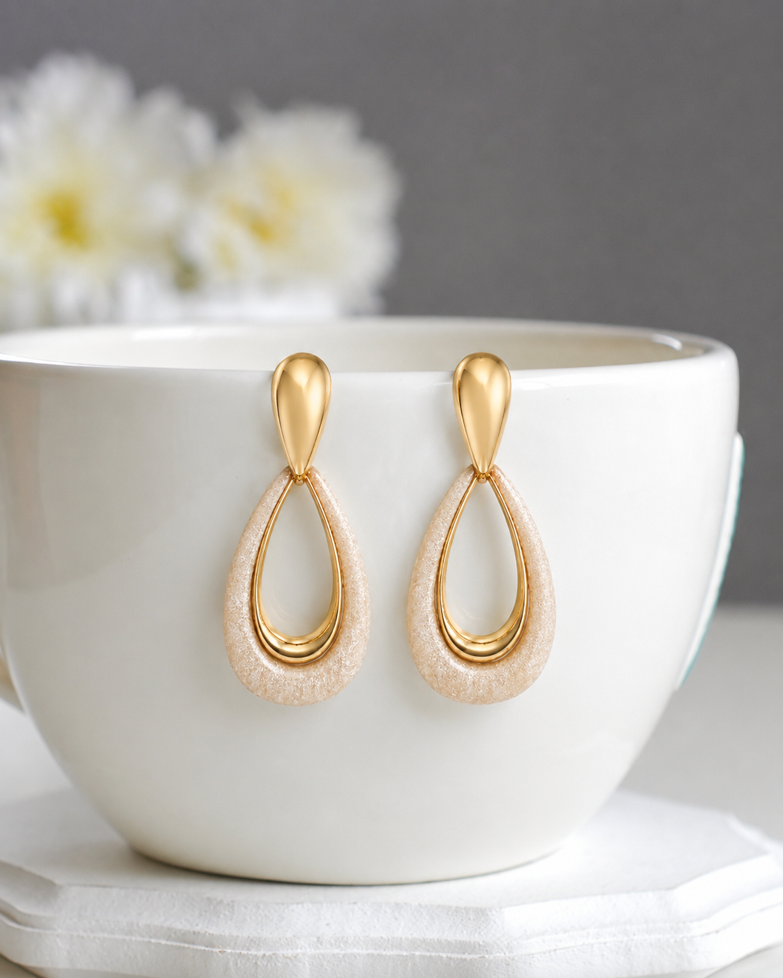 Swan Curve Earrings